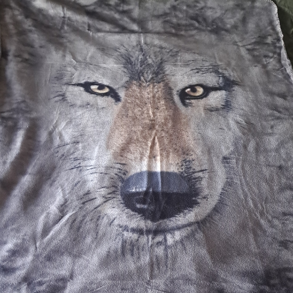 Wolf Face Plush Throw Blanket in Gray and Brown